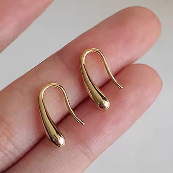 925 Elegant Gold tear drop Earrings - Picture 3 of 3